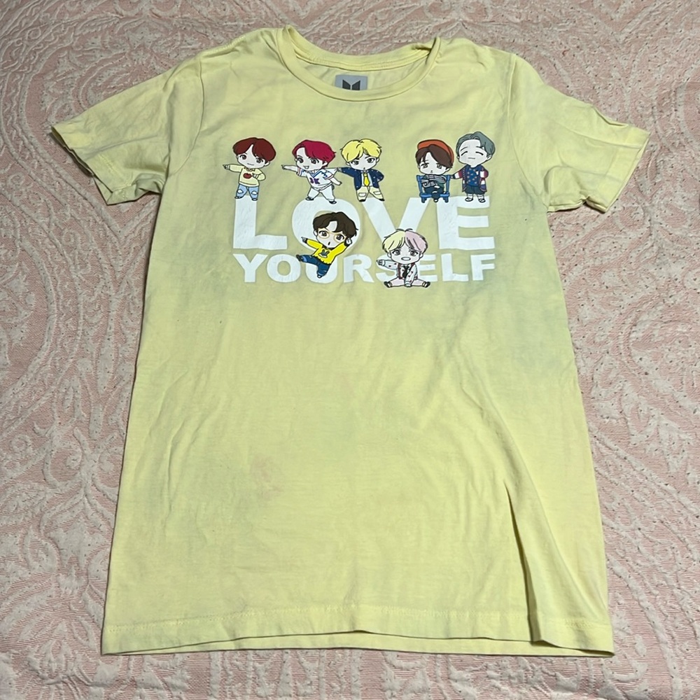 Women’s Small BTS Anime T Shirt